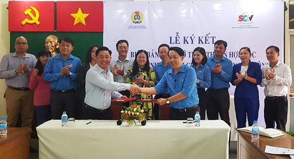 Ông Lương Quốc Huy - Phó TGĐ SCTV và ông Kiều Ngọc Vũ - Phó CT LĐLĐ TPHCM ký biên bản ghi nhớ hôm 9/7/2018.