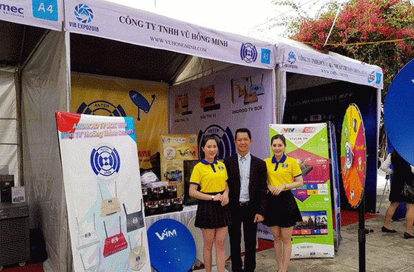 Các doanh nghiệp tham gia trưng bày sản phẩm thiết bị truyền hình tại triển lãm