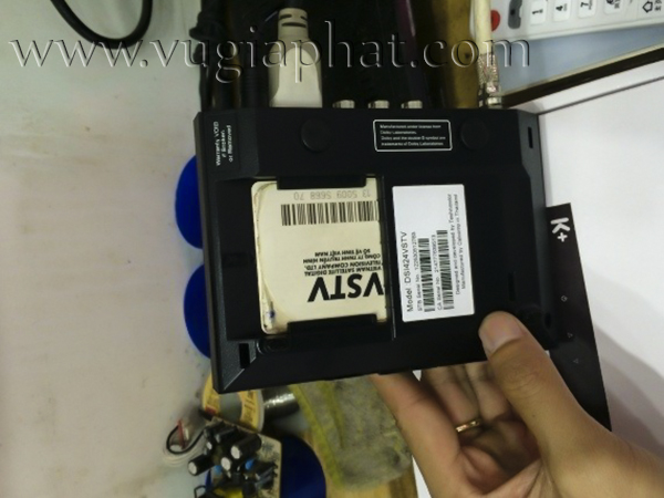 Khe cắm thẻ được thiết kế ở phần bụng của đầu thu gây bất tiện cho việc tháo lắp